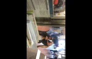 Nagi i ostro naćpany akrobata atakuje ludzi na stacji kolejowej