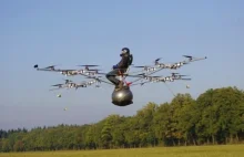 Cztery quadrocoptery unoszą człowieka!