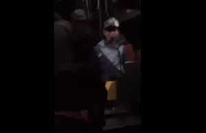 Policja wyciąga z autobusu małego islamistę wykonującego gest ścinania głowy