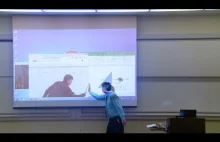 Profesor matematyki naprawia ekran projektora