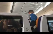 W dziecku budzi się demon podczas 8 godzinnego lotu, obsługa samolotu bezradna.