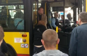 Kontroler MPK szarpał kobietę. Pasażer wyrzucił go z autobusu