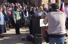 Kobieta "przejmuje" mównicę w trakcie zlotu muslimów.