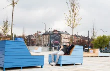 Szafirowe sofy - donice odmieniły plac w centrum Krakowa.