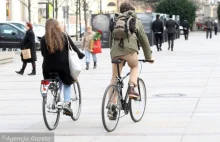 Na rowerzystów sypią się mandaty. Czy pozwalać na jazdę po chodniku?