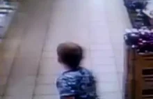Mały terrorysta kładzie minę w rosyjskim sklepie.
