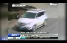 Dramatyczne potrącenie pieszego w Chinach.