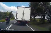 Szalony motocyklista wjechał między 2 ciężarówki