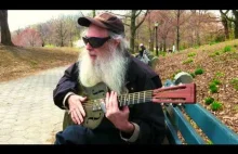 Dziadek w parku "straszy" dzieci bluesowym śpiewem