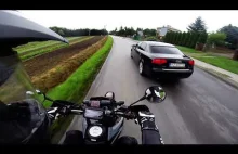 Kierowca samochodu zajeżdża drogę motocykliście powodując zagrożenie