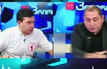 Dwóch polityków bije się w telewizyjnym studio