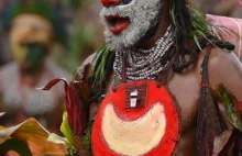Dlaczego Papuasi ćwiczą wojskową musztrę? – Apertif
