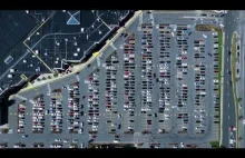 Krótkie spojrzenie na parking z dużej wysokość - widok z drona