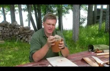 Ray Mears pokazuje jak zrobić pojemnik na żywność z kory brzozowej