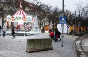 Po ataku w Berlinie: betonowe zapory na jarmarku w Szczecinie