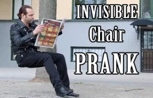 Reakcja ludzi na kolesia siedzącego na niewidzialny krześle