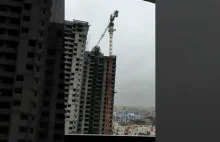 Wichura przewraca żurawia podczas budowy