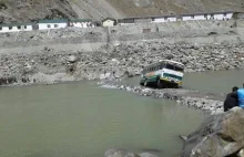 Ciężka i niebezpieczna praca kierowców autobusów w indyjskich Himalajach