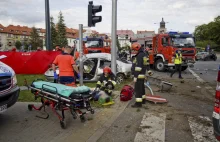 Wypadek karetki w Elblągu. Jedna osoba nie żyje, trzy w ciężkim stanie...