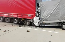 Busem najechał na stojącą w korku ciężarówkę! Tragedia na A18 pod Bolesławcem