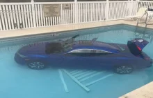 Auto stoczyło się kobiecie do basenu. A w środku mąż i córka… [FOTO]