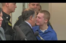 Nastolatek płacze w trakcie ogłaszanie wyroku