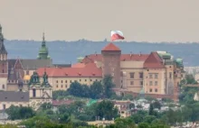 Polska flaga na Wawelu przez cały rok