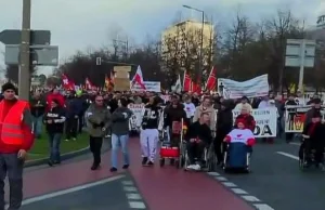 Biało-czerwone flagi na czele pochodu Pegidy. Bachmann dziękuje Polakom