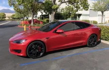 Czerwona Tesla kosztuje więcej, ale ludzie ją kochają i wybierają ten kolor