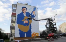 "Mi się bardzo podoba". Zenek Martyniuk zachwycony muralem ze swoją...