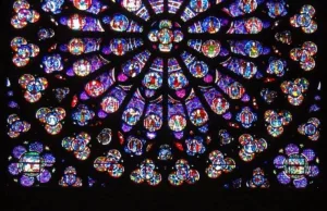 Rozety z Katedry Notre Dame bezpieczne