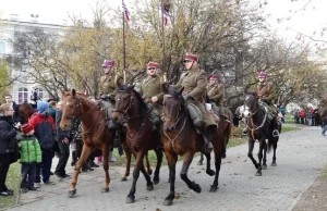 Polska kawaleria w parku Saskim na obchodach Święta Niepodległości.