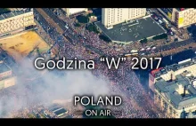 Cityporn, Warszawa z lotu ptaka, w dole obchody rocznicy Powstania Warszawskiego