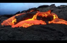 Lawa z hawajskiego wulkanu wpadająca prosto do morza