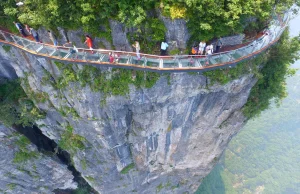 Szklany chodnik na wysokości 300 m w Tianmen Mountain