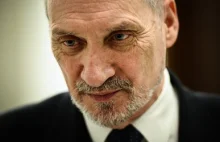 Macierewicz: Ślady materiałów wybuchowych znaleziono na fotelach - we wnętrzu...