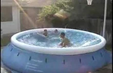 Ojciec bawi sie z dziećmi w basenie
