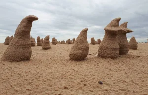 Tajemnicze rzeźby z piasku na łotewskich plażach