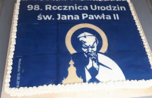Zawiadomiła policję. Bo krojono tort z wizerunkiem papieża Jana Pawła II.