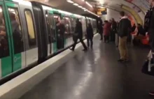 Fani Chelsea uniemożliwiają murzynowi wejście do wagonu paryskiego metra