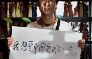 iSpeak China - fotografie młodych Chińczyków, który otrzymawszy białą kartkę
