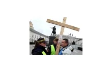 Próba postawienia krzyża pod Pałacem - doszło do szarpaniny - Wiadomości -...