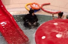 Ściema w prawicowych mediach - muzułmanka w basenie była w stroju kąpielowym
