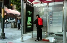 W San Francisco gry na przystankach autobusowych