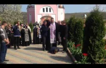 Szokujące wideo: Egzorcyzmy, ksiądz prawosławny jedzie wierzchem na "opętanym"