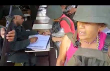 Wenezuelska Gwardia Narodowa rozdaje broń ludziom z ulicy