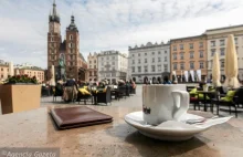 Jest biały obrus na stoliku? To w restauracji kawy nie wypijesz