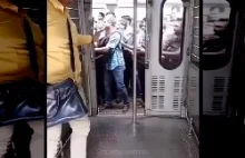 Hindusi wskakują do pociągu