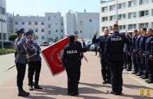 Policjanci nagrywają półnagą, pijaną kobietę. Kolejny przykład poziomu policji