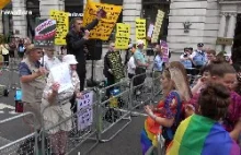 Uczestniczka London Pride wypięła tyłek do protestujących przeciw paradzie.